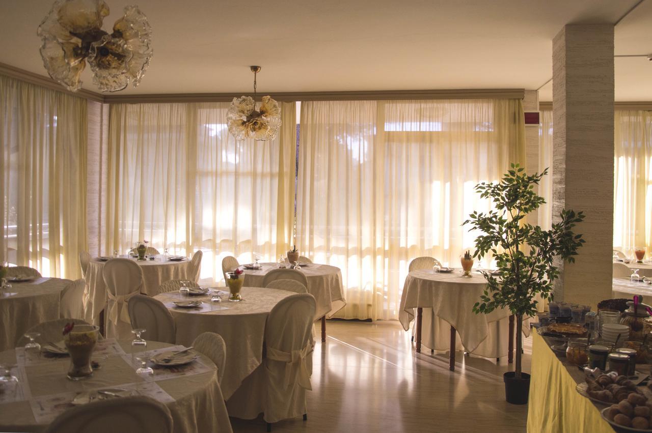 ריצ'יונה Hotel Fucsia מראה חיצוני תמונה