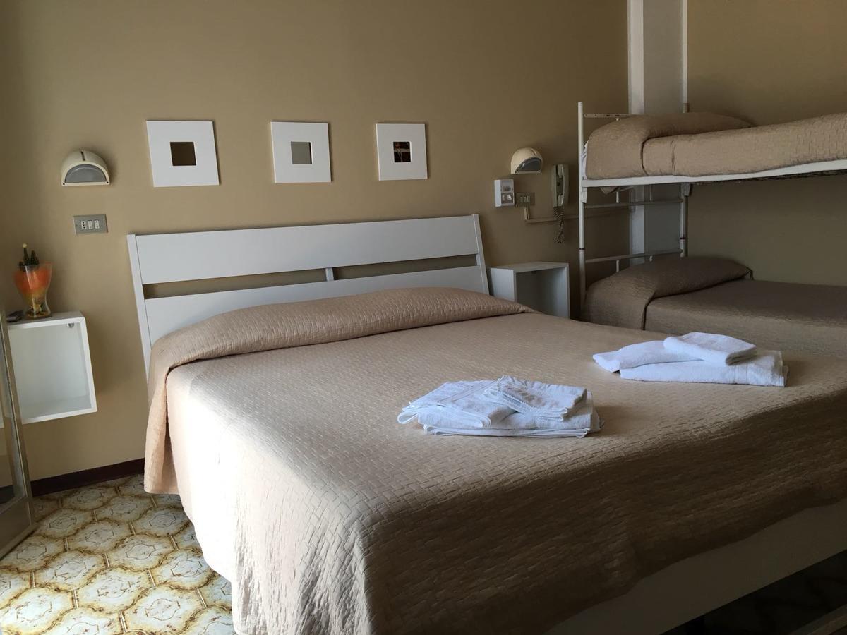 ריצ'יונה Hotel Fucsia מראה חיצוני תמונה