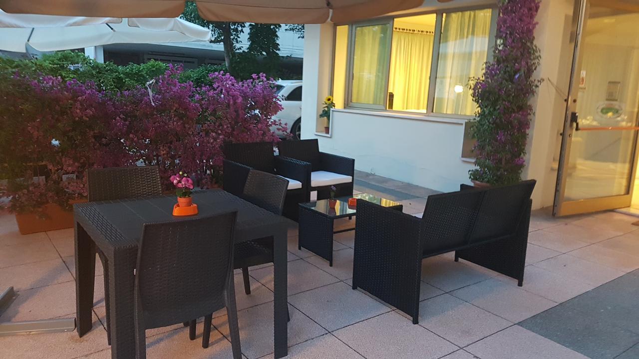 ריצ'יונה Hotel Fucsia מראה חיצוני תמונה