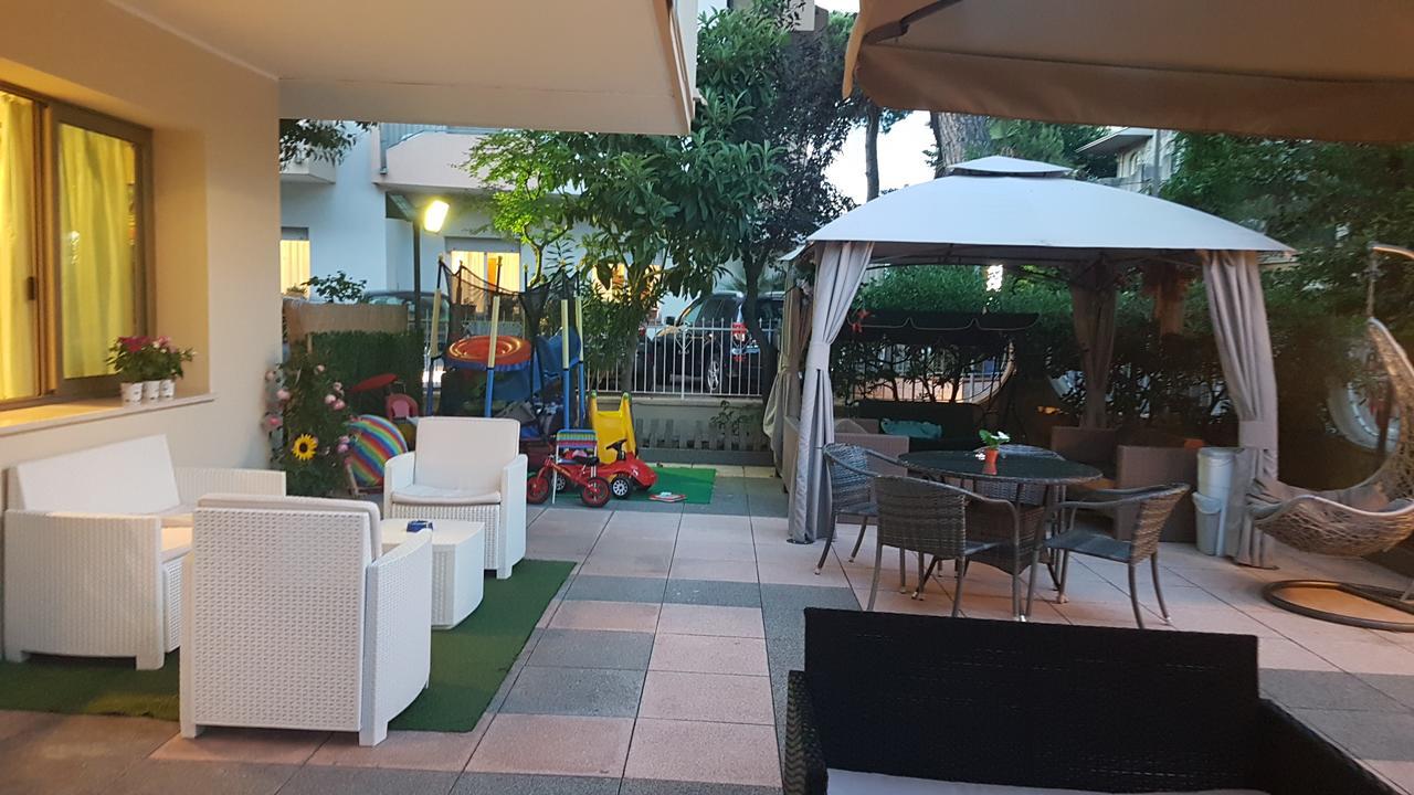 ריצ'יונה Hotel Fucsia מראה חיצוני תמונה