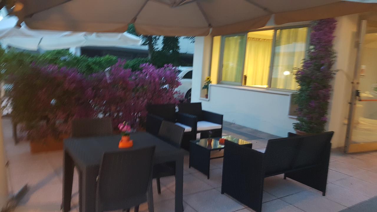 ריצ'יונה Hotel Fucsia מראה חיצוני תמונה