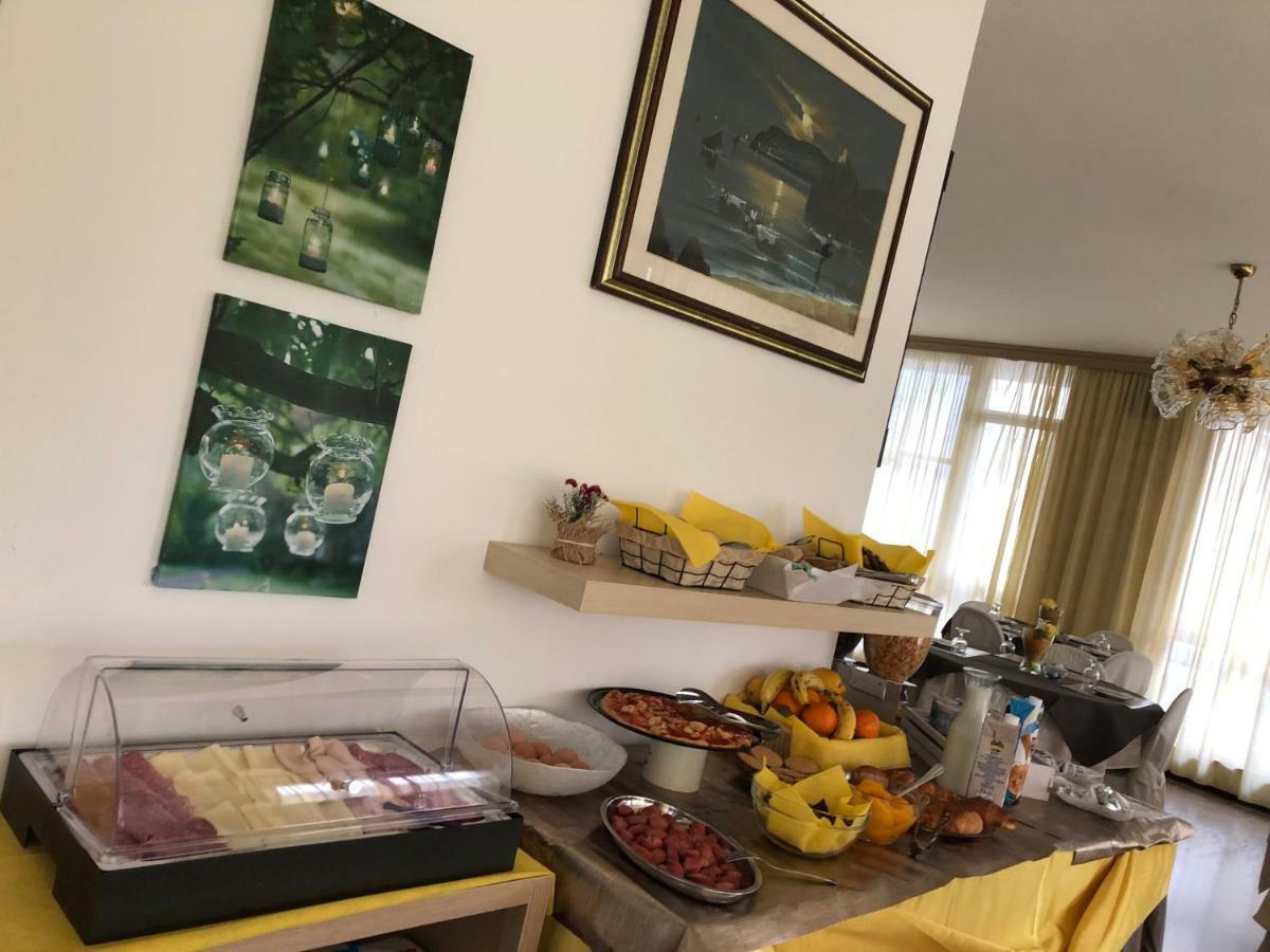 ריצ'יונה Hotel Fucsia מראה חיצוני תמונה